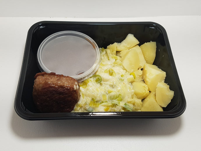 Hamburger met prei en gekookte aardappel