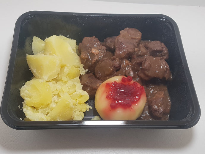 Stoofvlees van everzwijnen met gekookte aardappel en gevulde appel